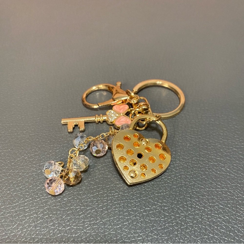 NWOT Heart and Key Bag Charm - Picture 3 of 3